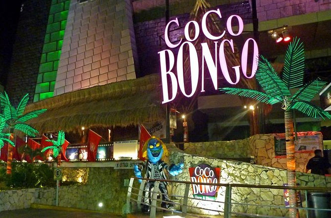 Live acrobatic show at Coco Bongo with neon lights and Caribbean atmosphere