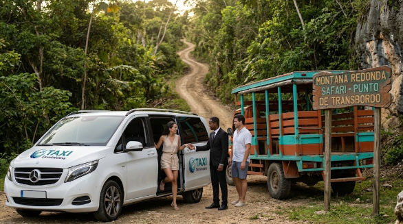 Pasajeros bajando de minivan privada para abordar el camión safari en la base de Montaña Redonda