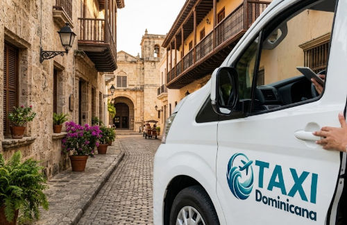 Furgoneta de taxi blanca con logo de Taxi Dominicana en una calle colonial de adoquines