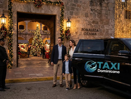 Familia de turistas llegando en taxi a la Fortaleza Ozama decorada con luces de Navidad en la Zona Colonial de Santo Domingo