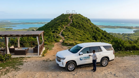 Vehículo de transporte privado de Taxi Dominicana en la base de Montaña Redonda con vista al mar