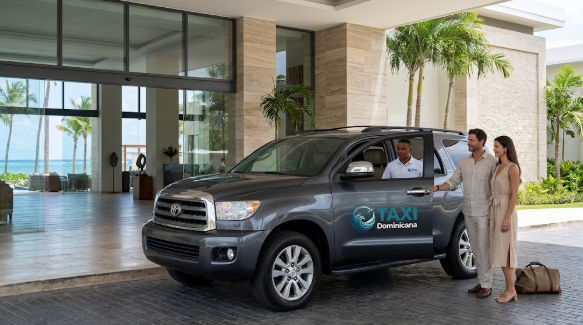 Couple arriving at Finest Punta Cana resort in a luxury SUV private transfer by Taxi Dominicana
