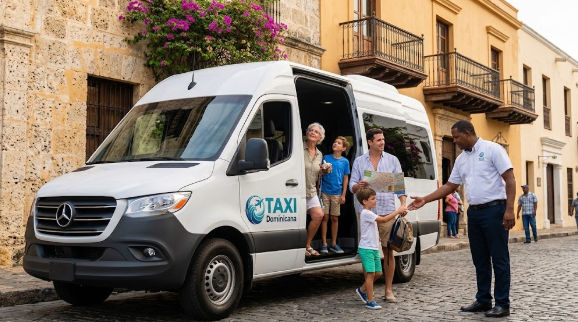 Chofer de Taxi Dominicana ayuda a familia de turistas a bajar de furgoneta blanca en una calle histórica