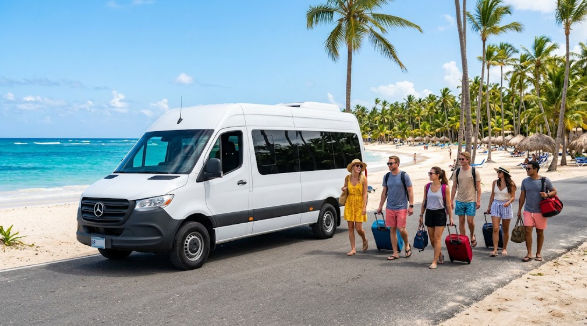 Grupo de turistas felices con equipaje caminando junto a una van blanca de transporte privado en una playa tropical