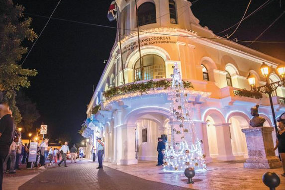 Palacio Consistorial de Santo Domingo iluminado con árbol y decoraciones de Navidad durante la noche