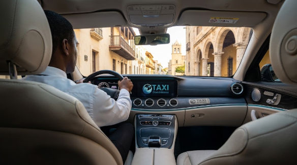 Vista interior de un taxi privado con chofer recorriendo las calles históricas de la Zona Colonial