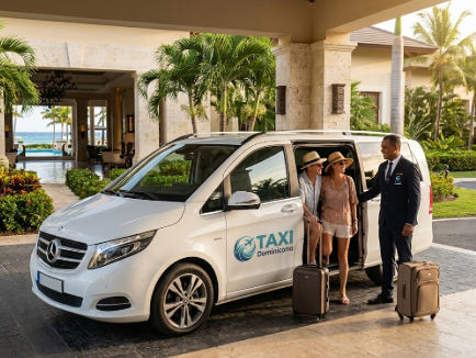 Chofer recibiendo a pareja de turistas en un taxi turístico privado al llegar a su hotel en República Dominicana