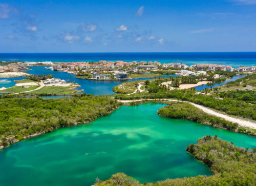 Vista aérea panorámica de Cap Cana con lagunas turquesas y resorts de lujo