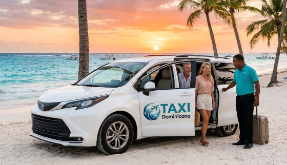 Servicio de transporte privado de Taxi Dominicana en una playa del Caribe al atardecer, con una pareja de turistas y un conductor
