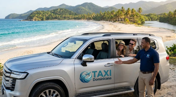 Chofer de Taxi Dominicana dando la bienvenida a turistas en un SUV frente a Playa Rincón, Samaná