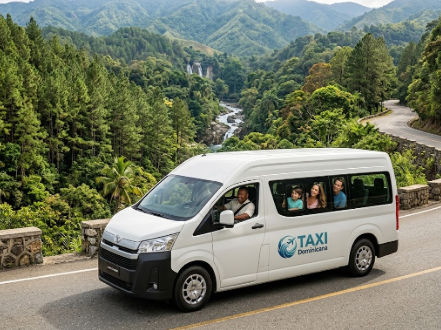 Transporte privado a balnearios de Jarabacoa con Taxi Dominicana: minibús en carretera de montaña y cascada al fondo.