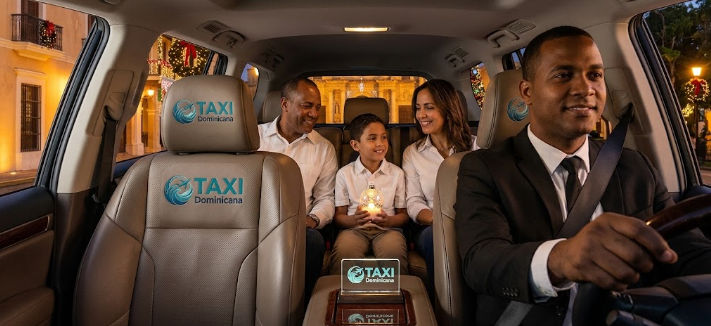 Una familia feliz viaja en un taxi seguro de Taxi Dominicana durante las fiestas navideñas en Santo Domingo. El conductor profesional afroamericano lleva a la familia en el asiento trasero, con edificios coloniales iluminados de fondo. El hijo sostiene un adorno brillante.
