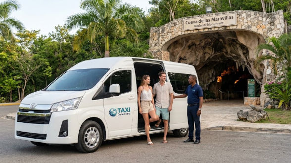 Servicio de traslado privado de Taxi Dominicana llegando con turistas a la entrada de la Cueva de las Maravillas en La Romana.
