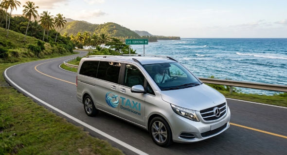 Minivan plateada de Taxi Dominicana en la carretera costera tropical hacia Las Terrenas