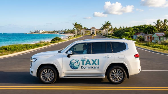 Un SUV blanco de 'TAXI Dominicana' circulando por una carretera costera cerca de una playa caribeña con palmeras.