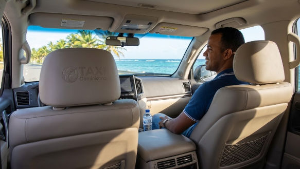 Interior de transporte privado en República Dominicana con conductor y vistas a carretera costera