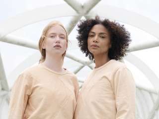 AW COSH 24 CRYSTAL CORAL Two girls