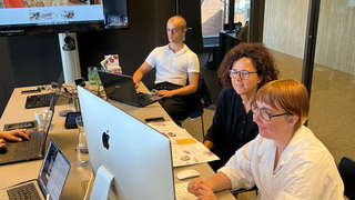 Annick Lambrecht Vooruit en Niki de Schryver CEO COSH en Demi De Vos Grafish ontwerper