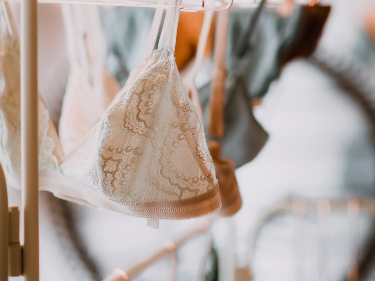 Ellen Claes com Ophelia Lingerie 78 interior closeup COSH