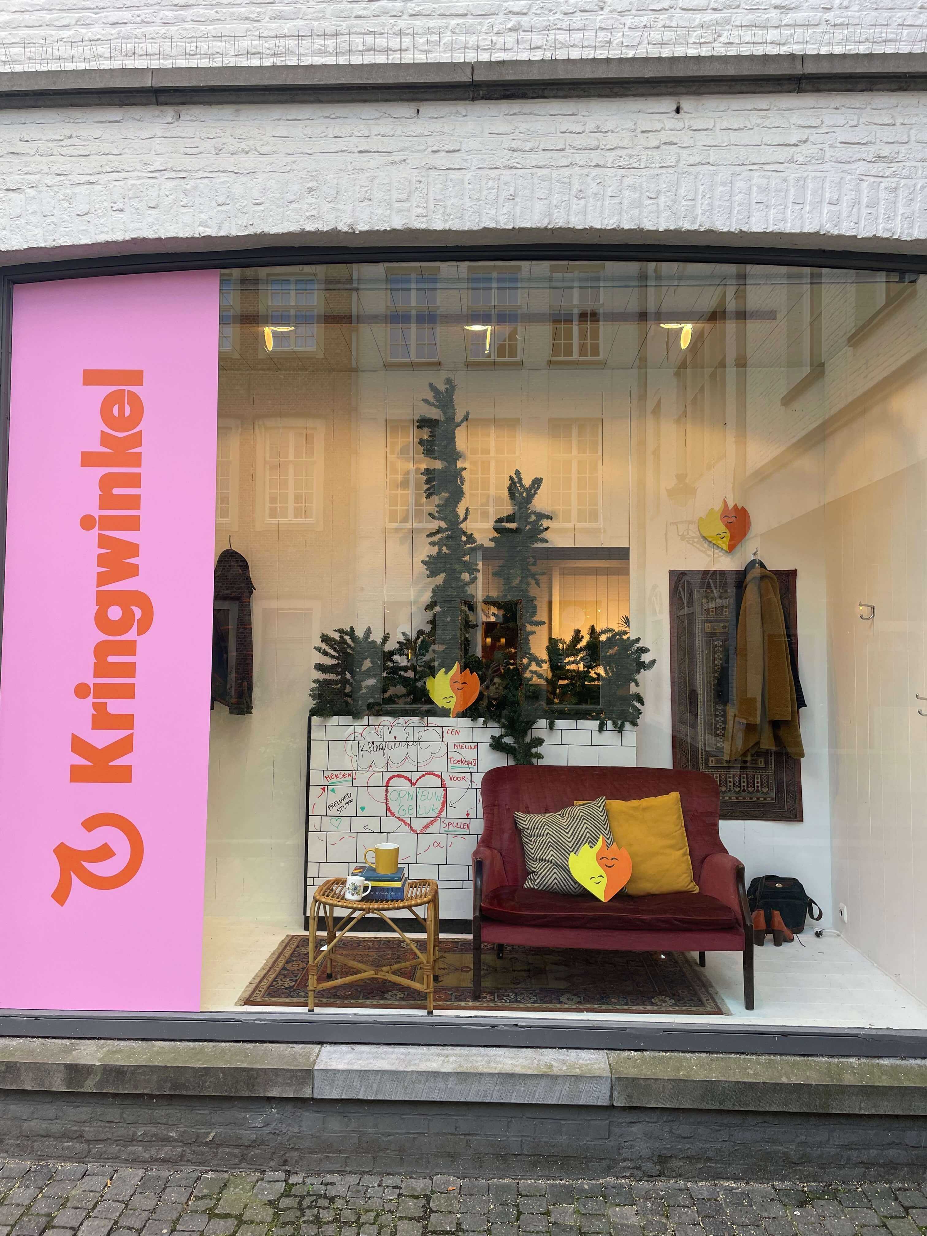 Kringwinkel Brugge t Rad Zilverpand 17 Etalage Vitrine Zetel Store COSH