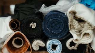 Pakhuisdezwijger fabricrolls deadstock blog COS Hpexels cottonbro 4614119