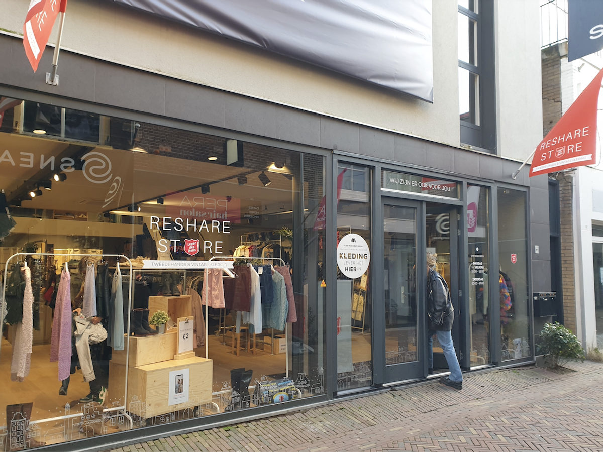 Re Share Store Alkmaar Second hand clothes front window