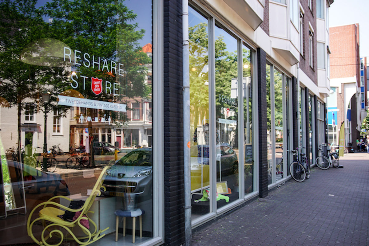 Re Share Store Den Haag street view front window