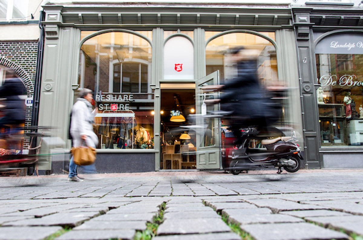 Re Share Store Nijmegen shop front window street