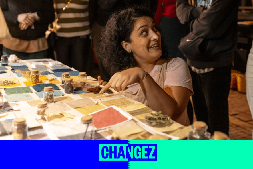 Roua Atelier verf je eigen kleding stuk Blue City Changez 2024