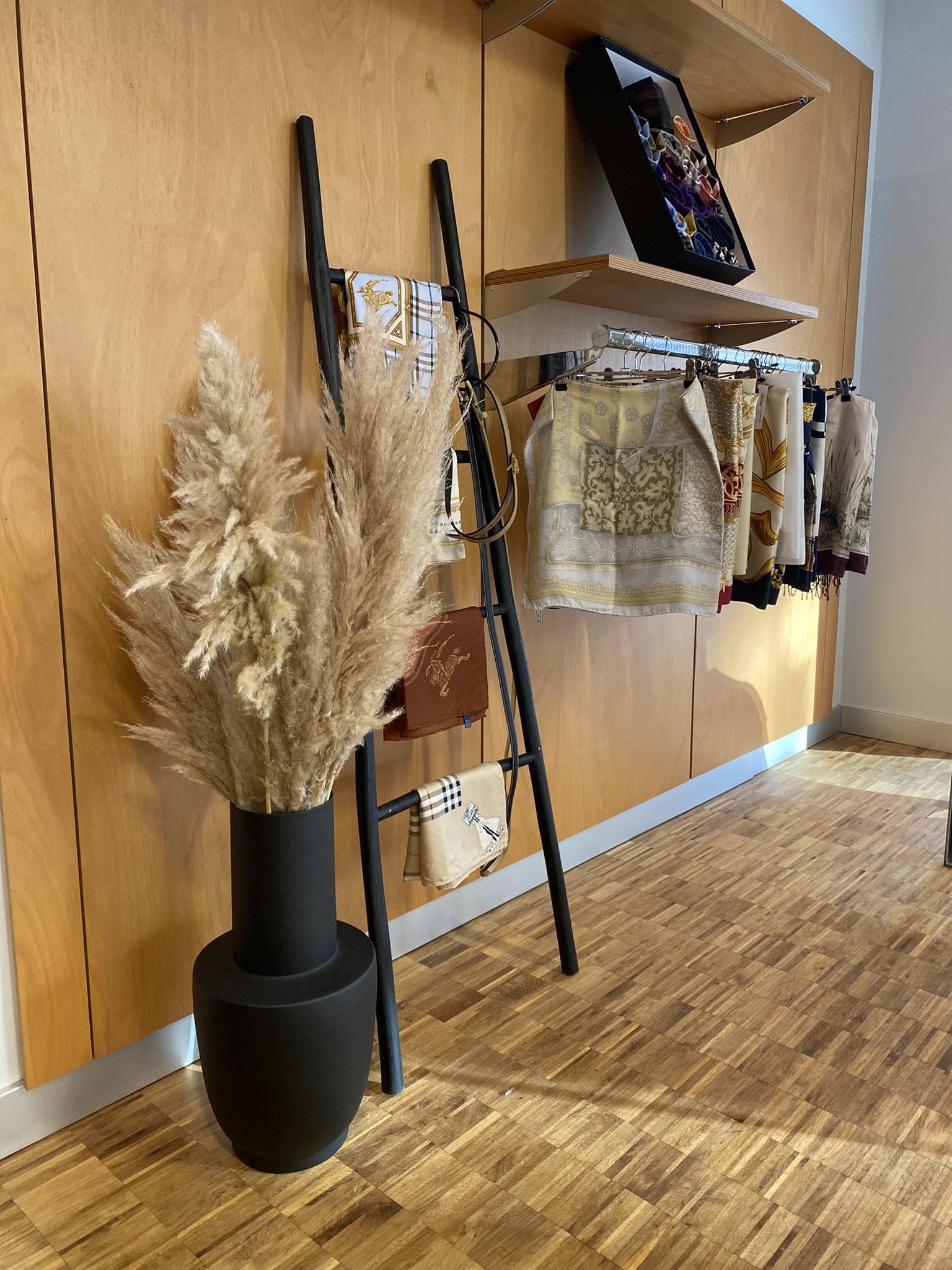 Secret Closet leuven secondhand clothing accessories store interior cosh