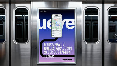 A subway car door ad featuring the Muevetex wordmark over a blue-to-purple gradient, a smartphone showing live bus routes, and the line "Nunca más te quedes parado sin saber qué camión tomar," with App Store and Google Play badges.