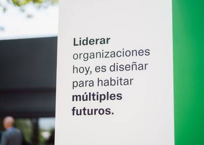 Typographic detail panel stating "Liderar organizaciones hoy, es diseñar para habitar múltiples futuros."