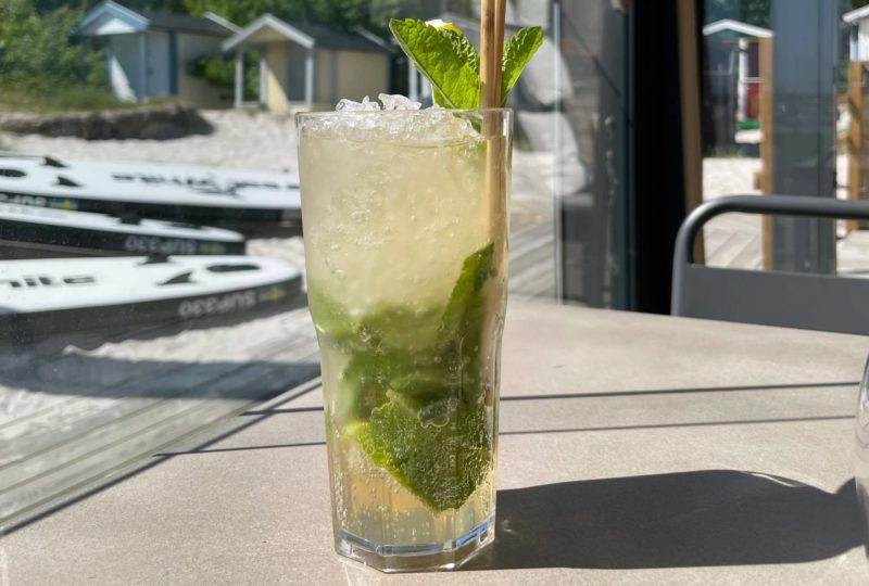 Granityglas 36cl plastglas från Barcompagniet med Mojito serverad på uteserveringen på restaurang Strandtugg i Höllviken.