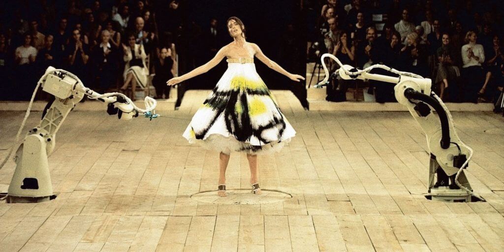 TheUrbanManiac Alexander McQueen SS 1999 RTW 1024x512 1 fofqeaw65UfM