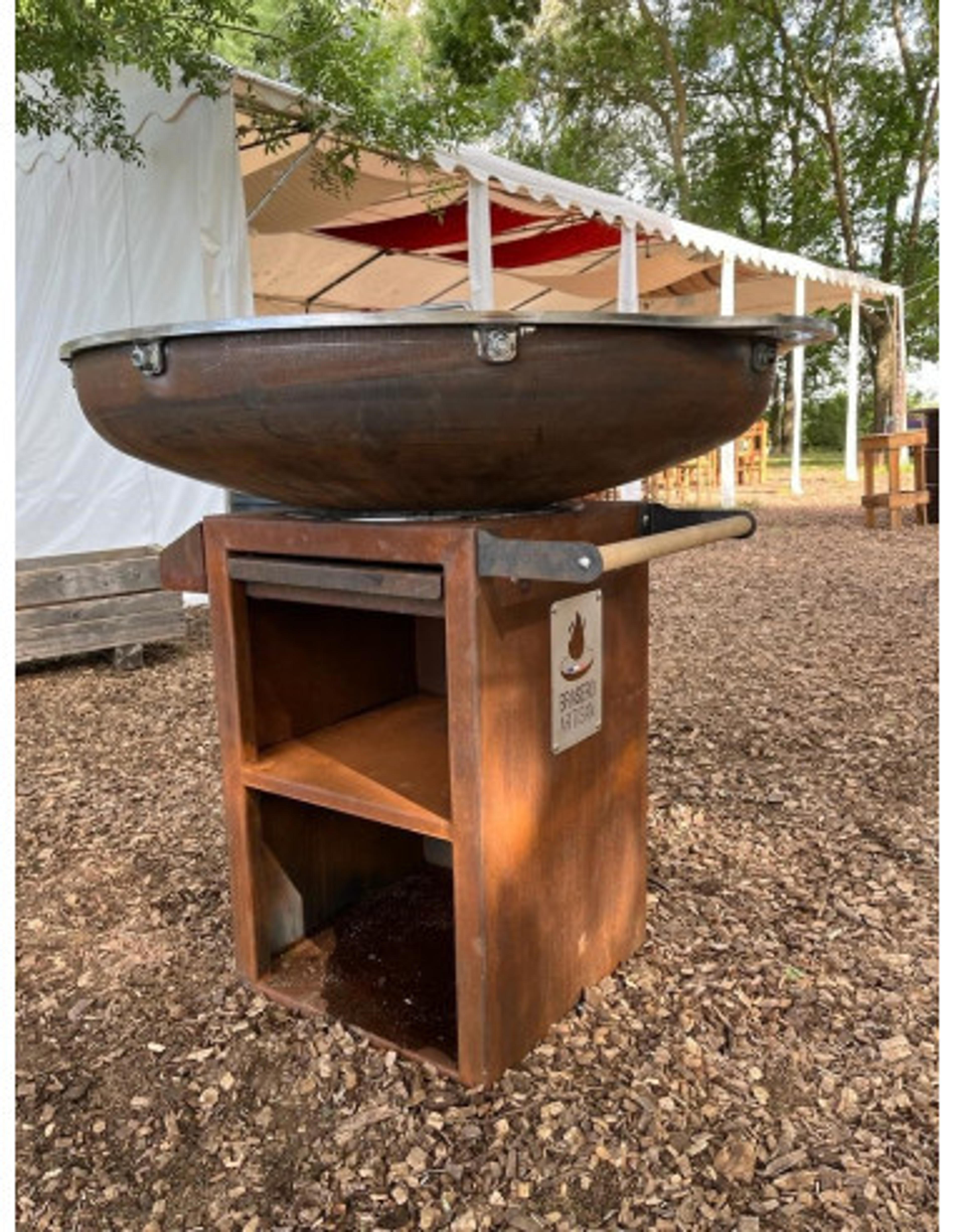 Brasero rond plancha acier Corten diamètre 100 cm sur meuble (L'Indéboulonnable Gerard)