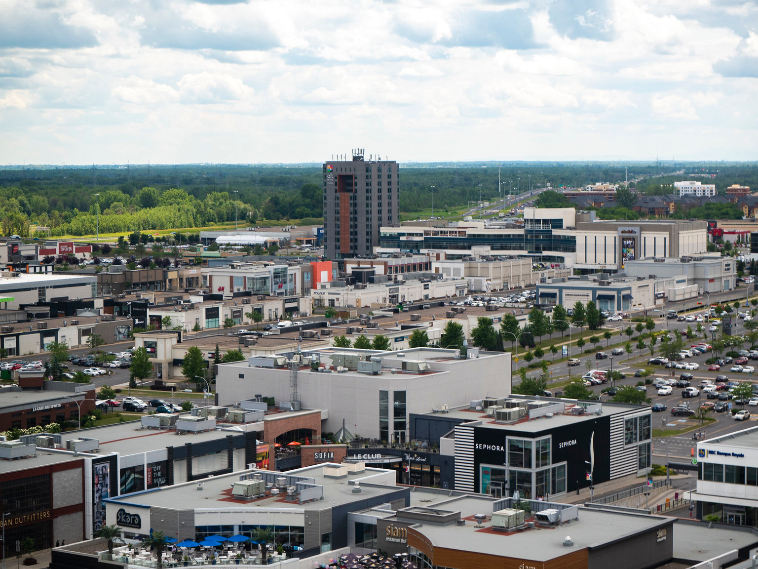 Vue aérienne du Quartier Dix30 et de l'hôtel Alt