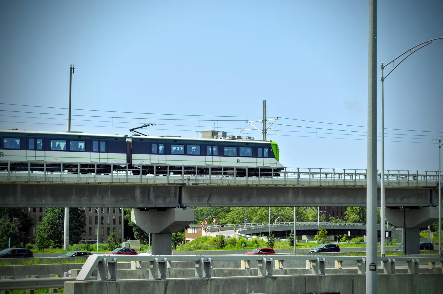 Train du REM Montreal passant sur un pont