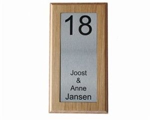 010 B. rvs naambord met eiken hout afm 17 x 32 cm