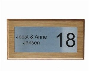 010 A. rvs naambord met eiken hout afm 32 x 17 cm