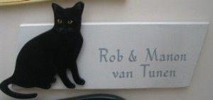 Houten naambord met POES  afmeting: 21  x  7,5 cm.