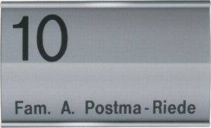 Gravoglas naamplaten met aluminium frame afmeting: 17,5 x 10,5 cm