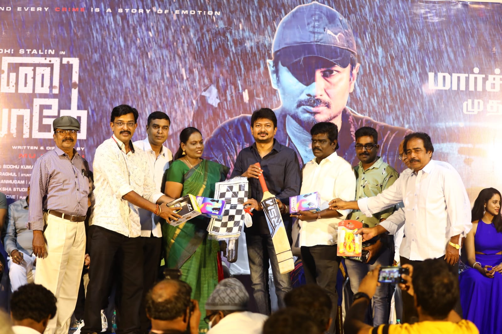 அமைச்சர் உதயநிதியிடம் விளையாட்டு உபகரணங்கள் வழங்கிய  பத்திரிகையாளர்கள் !