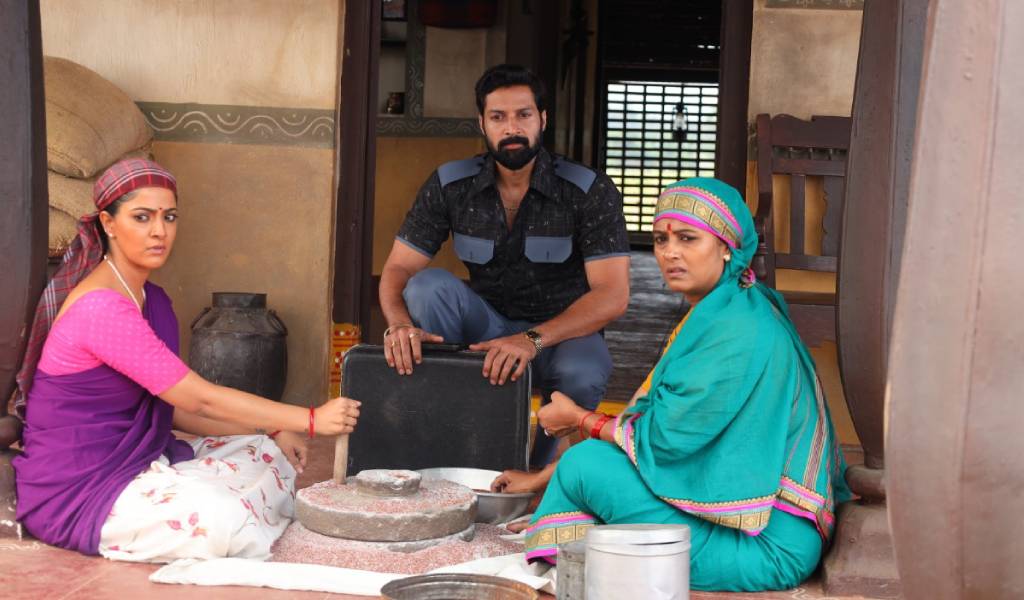 பணம், நகைக்காக விருந்தினரை கொலை செய்த இளம்பெண் ! “கொன்றால் பாவம்” திரைவிமர்சனம்