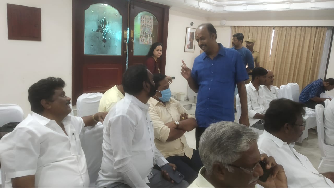 15 லட்சம் கடனுக்காக, “தேனாண்டாள் முரளி”யை முற்றுகையிட்டு எழுதி வாங்கிய தயாரிப்பாளர் !