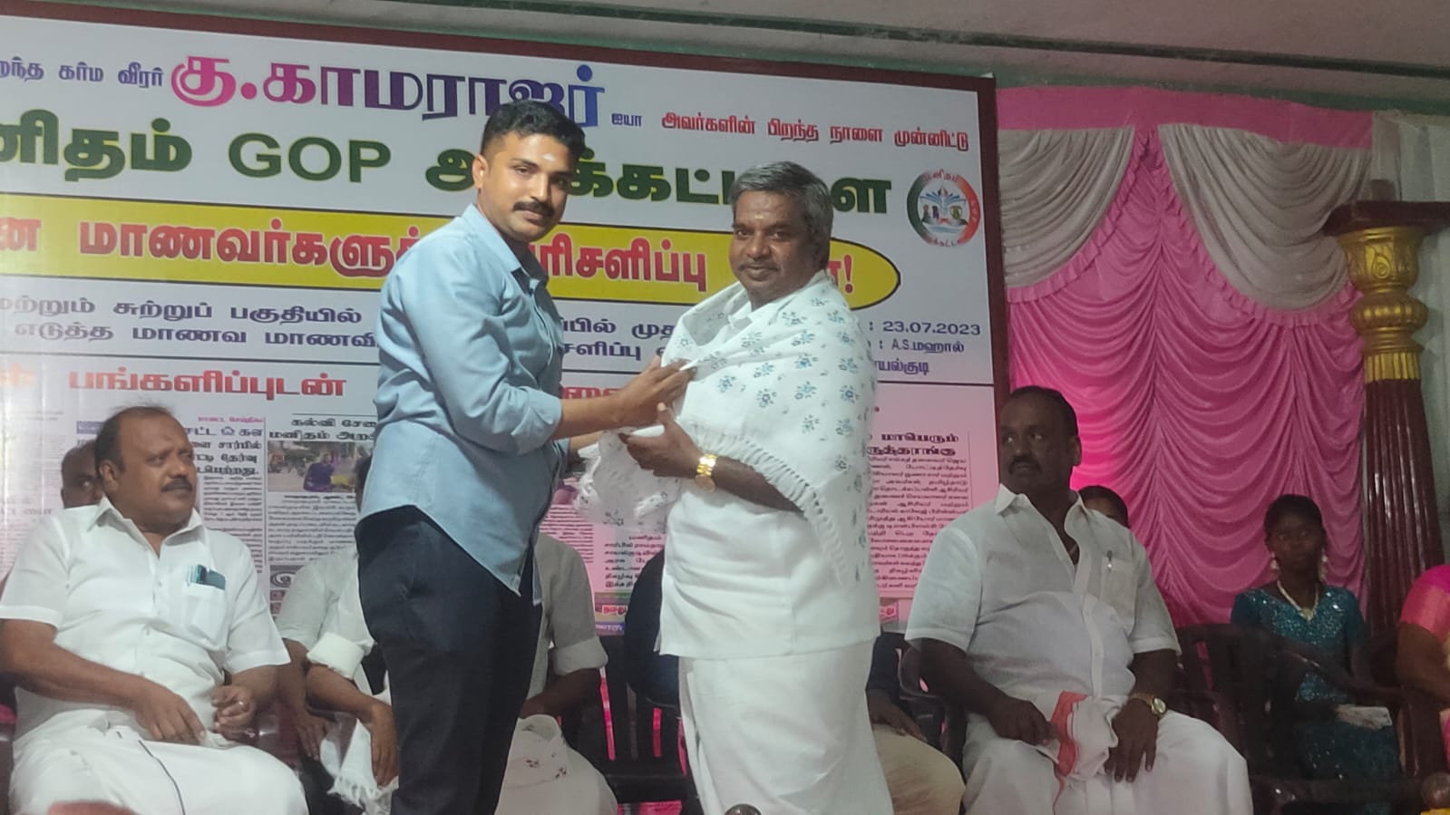 சாயல்குடியில் மாணவ, மாணவிகளை  கௌரவித்த “மனிதம் GOP அறக்கட்டளை !