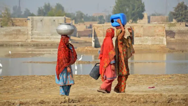 مکوڑی گاؤں میں پانی کے بحران کی تصاویر