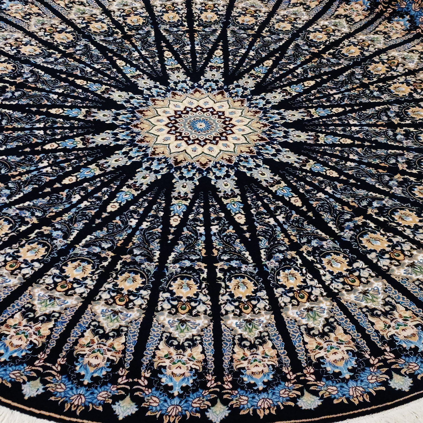 فرش نایین دایره‌ای سرمه‌ای دستباف ۶ لا گل ابریشم – قطر ۲۱۰ سانتیمتر – کد ۱۱۰۷