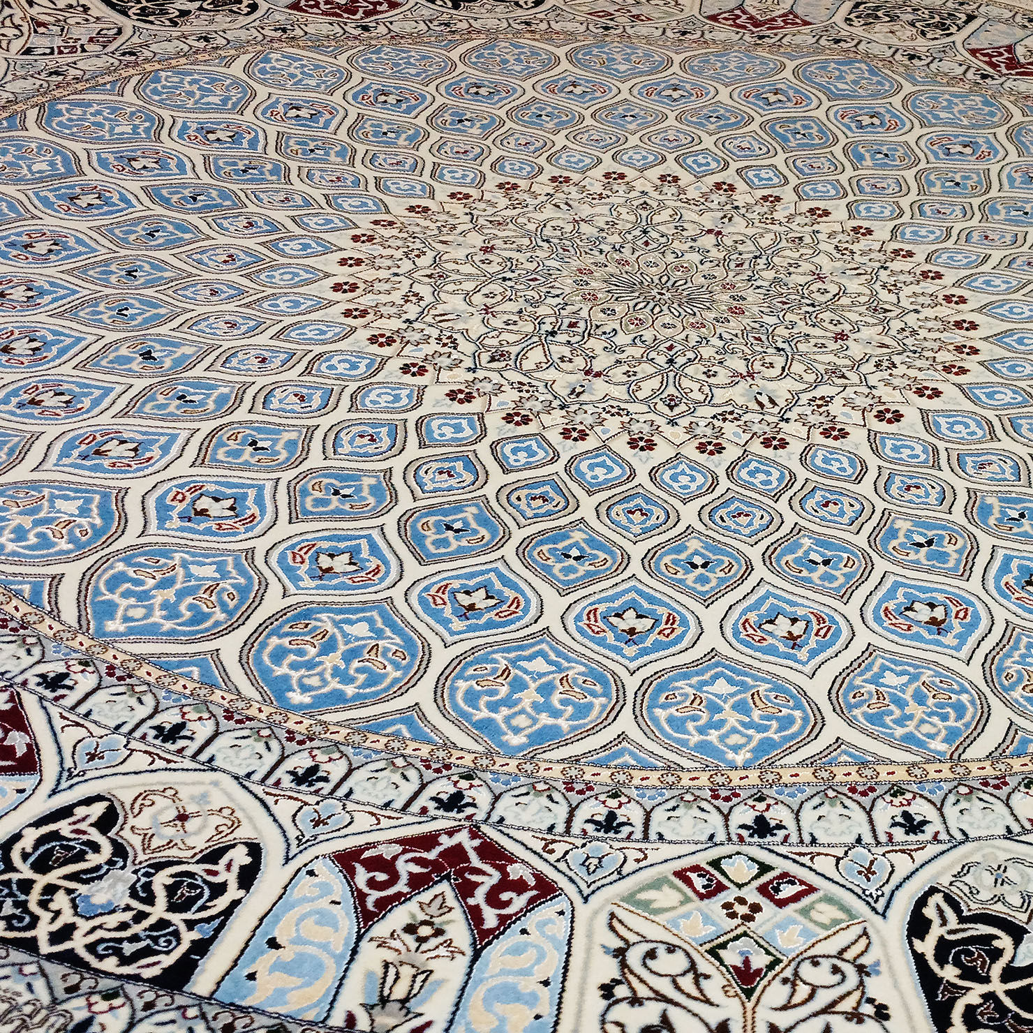 فرش نایین دستباف گرد نقشه گنبد آبی ۶ لا گل ابریشم – کد ۱۱۰۸