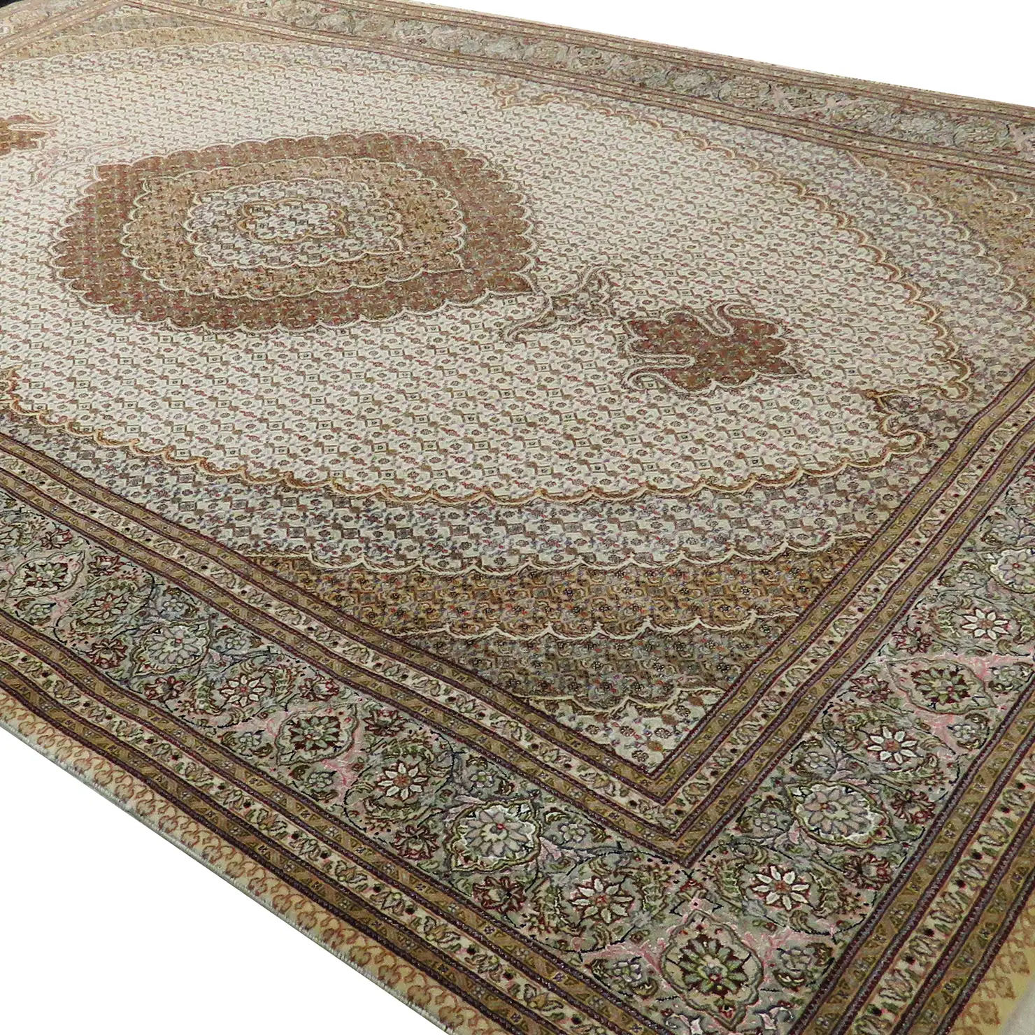 فرش تبریز نقشه ماهی دستباف کرم ۵۰ رج گل ابریشم – ۶ متری – کد ۸۸۶ – کارکرده