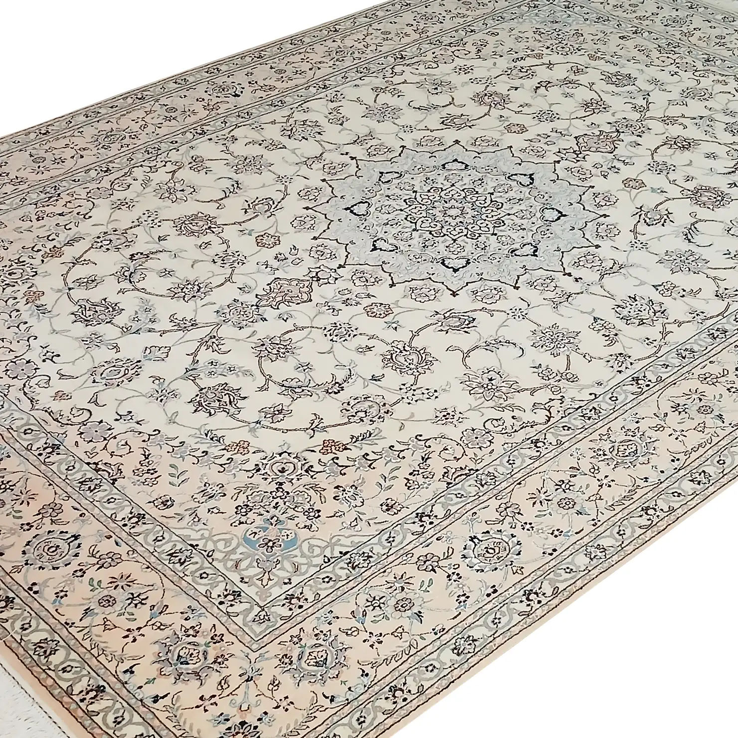 فرش دستباف نایین اخوان کرم ۹ لا گل ابریشم – ۶ متری – کد ۹۷۱